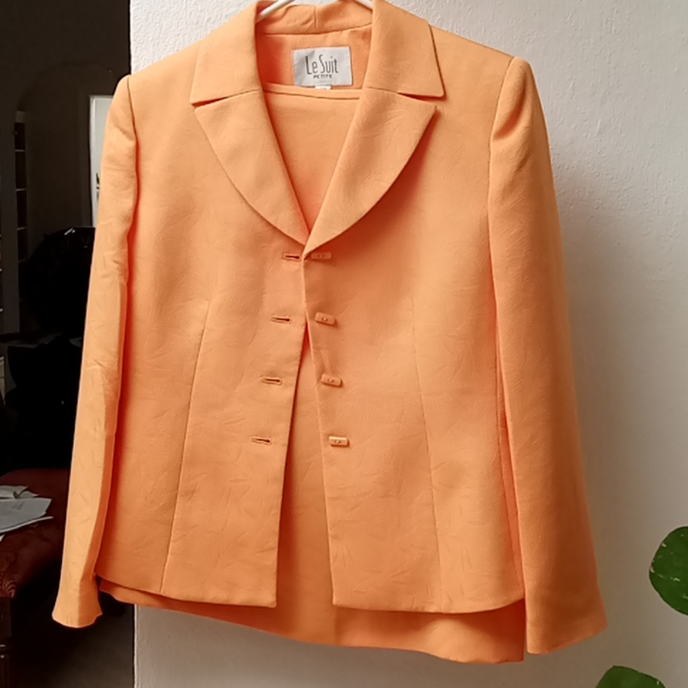 Le Suit skirt suit. 8p. Peach Orange.